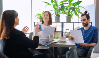 Article detailing the differences between an insurance agent and an insurance broker
