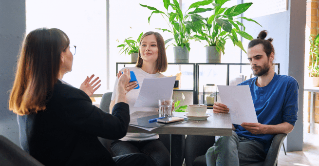Article detailing the differences between an insurance agent and an insurance broker